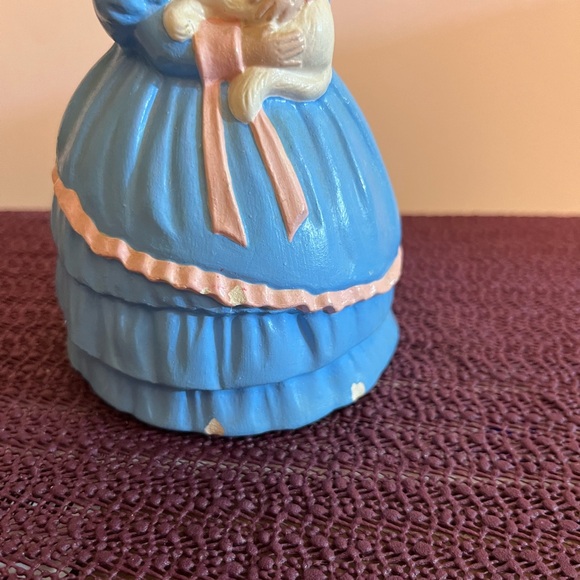 VINTAGE 1970’s CERAMIC SOUTHERN GIRL HOLDING HER CAT. BROWN HAIR BLUE EYES - Picture 2 of 9